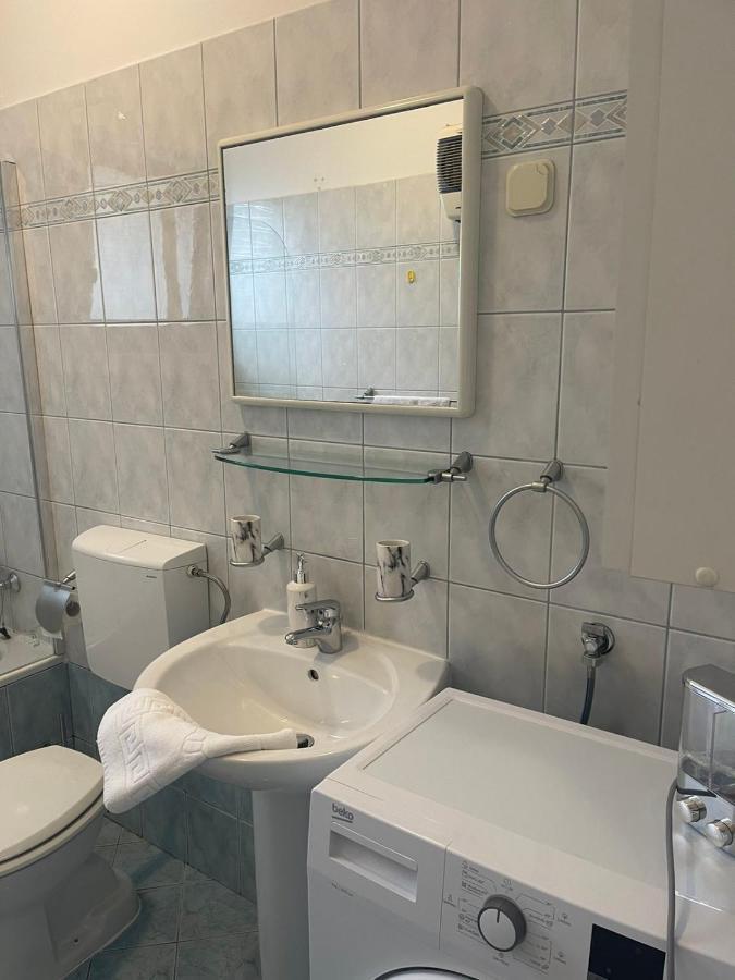 Apartments Lovro Lovran Bagian luar foto