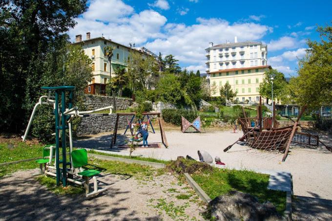 Apartments Lovro Lovran Bagian luar foto